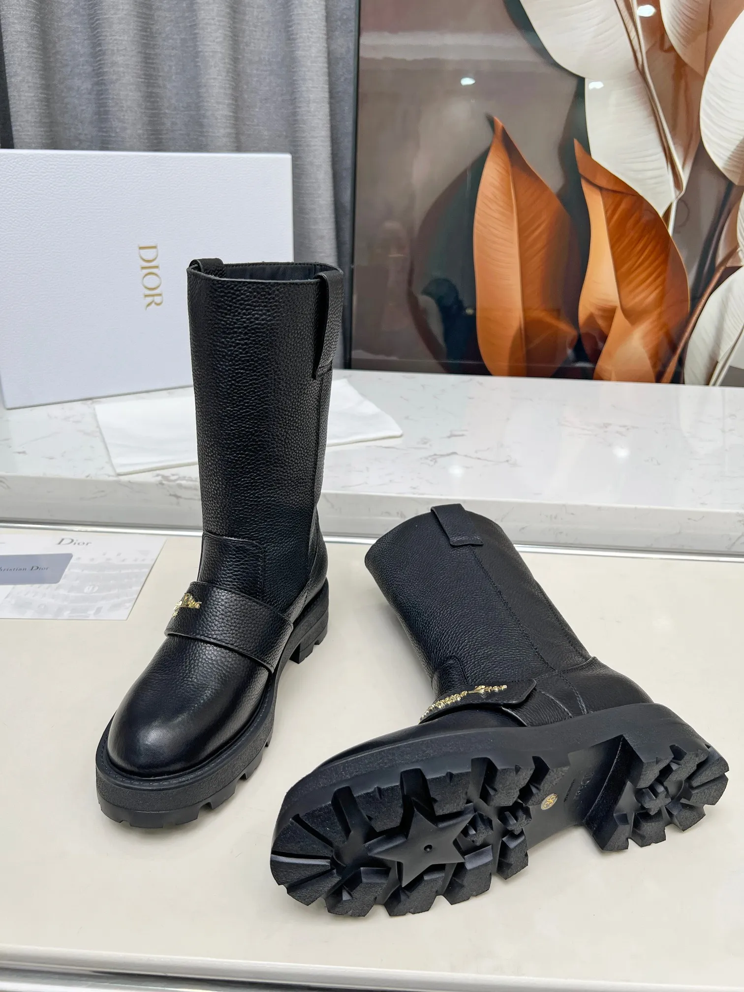 💕💕Factory direct selling price p720💕💕 Dior 2025ss retro British style brogue new knight boots 👢👢 萱 type versatile slim foot yyds. Three-dimensional and full shape, full of handsomeness and comfortable on the feet. A very retro style, full of aura single product, very novel design style, perfect details, cool and trendy 💯 trendy outsole, Upper: full-grain calfskin, lining: cow lining, size: 35-40 (customized size 40-41)